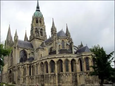 De quel style est la cathdrale de Bayeux ?