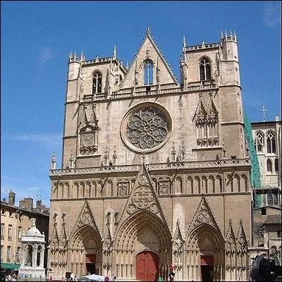 Dans quelle ville peut-on admirer le styles mlangs romans et de gothiques de la cathdrale Saint-Jean ?