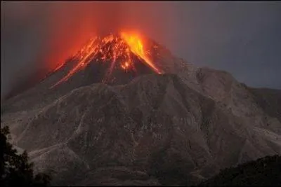 Quel est le surnom du volcan  La Soufrire  situ en Guadeloupe ?