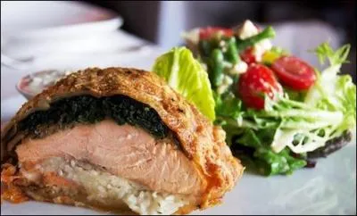 Quel est ce plat qui nous vient de l'Est,  base de poisson rose et d'pinards en feuillet ?