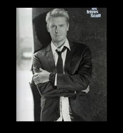 Avec qui karen vient au mariage de lucas?