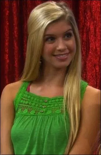 Comment se nomme sa 'stupide' amie ?