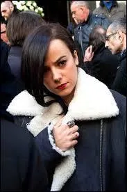 Et � quel single a-t-elle particip� avec une soixantaine d'artistes ?