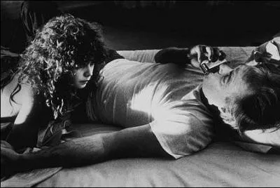 Qui chantait " A faire souffrir à faire mourir nos corps, à faire voler nos âmes au septième ciel, à se croire morts et faire l'amour encore, je vais t'aimer ... "