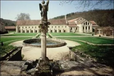 Le monastère ou abbaye est :