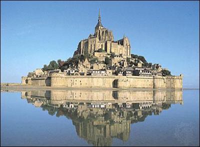 L'abbaye du Mont-Saint-Michel a été fondée :