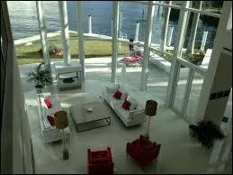 Quelle blonde arrive  la villa ?