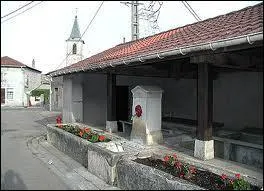 Voici le lavoir de la commune Meurthe-et-Mosellane de Manoncourt-en-Vermois. Pour voir ce lavoir, il faut se rendre en rgion ...