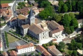 Nous survolons la commune picto-charentaise de Saint-Amand-de-Boixe. Nous sommes dans le ciel du dpartement n ...
