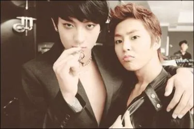 Comment s'appellent le rappeur et le chanteur secondaire ?