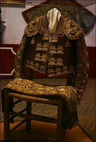 Quel artiste clbre, aux talents multiples, et ami de Picasso tait un grand  aficionado  ?