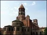 Edifie aux XIe et XIIe sicles cette basilique de la Haute-Loire est un fleuron de l'art roman auvergnat. Ddie  saint Julien elle se situe  ...