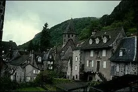 Nous partons visiter la commune auvergnate de Vic-sur-Cre. Je vous emmne donc dans le dpartement ...