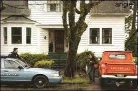 De quelle couleur est le dessus de lit de Bella dans sa chambre, chez son pre ?