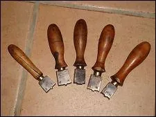 Le fer a pour vocation de repasser, lisser les plis, voire friser ou défriser les cheveux. Qui utilise un fer à lisser ?