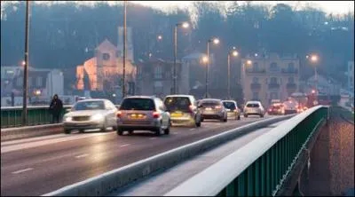 Le panneau de signalisation A18 marque le début d'une circulation à double sens. De quelle forme est-il ?
