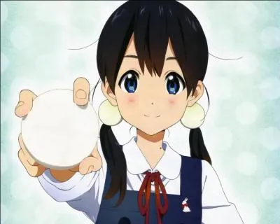 Dans 'Tamako Market', c'est une fille qui prpare des 'mochi' en compagnie de sa famille. Elle a accueilli un oiseau nomm Dera Mochimazzi. Elle a une petite soeur appele Anko. Elle est majorette dans son cole. C'est...