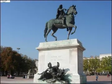 La photo reprsente la statue questre de ...