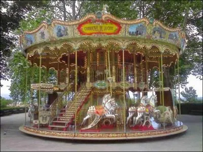 Que signifie l'expression :  manger avec les chevaux de bois  ?