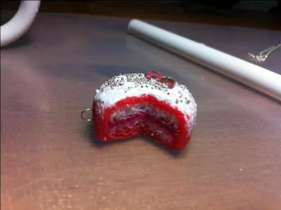 Si on doit la vernir, avec quoi le fait-on ?