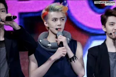 De qui dans le groupe est-il trs proche ?