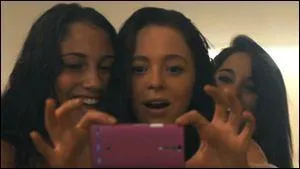 Quelle fille filme la scne des rgles de Carrie avec son smartphone ?