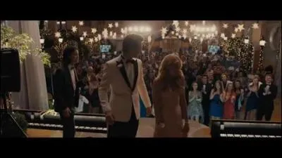 Quelle diffrence y a-t-il dans la scne du bal du Carrie de 1976 et de celui ci ?