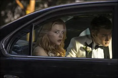 Dans quelle voiture Tommy emmne-t-il Carrie au bal ?