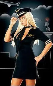 ''Toute ma vie, j'ai rêvé / D'être une hôtesse de l'air / Toute ma vie, j'ai rêvé / De voir le bas d'en haut / Toute ma vie, j'ai rêvé / D'avoir des talons hauts / Toute ma vie, j'ai rêvé / D'avoir, d'avoir -----------"