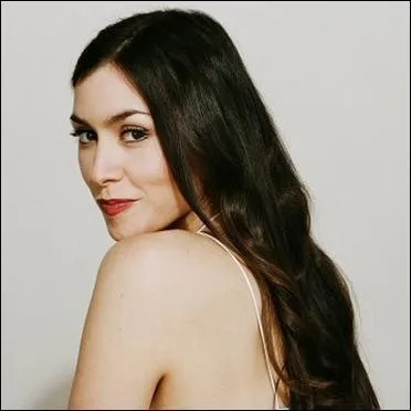 Dans ''La Femme chocolat'' , comment Olivia Ruiz voulait-elle qu'on lui taille les HANCHES ?