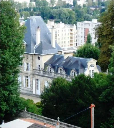Allons au Pecq-sur-Seine, commune voisine de Saint-Germain-en-Laye. Le pavillon (photo) est celui du jardinier du chteau neuf, aujourd'hui dtruit. Il porte le nom d'un des plus grands compagnons d'armes et ministre du  Vert-Galant . Qui est ce personnage ?