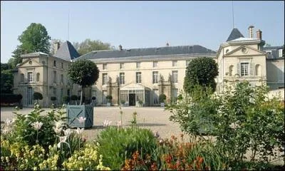 Allons  Rueil Malmaison. Quelle est la personne clbre qui est dcde dans le chteau. Elle a t la  premire dame de France  et a toujours t respecte et admire par les ennemis de son mari.