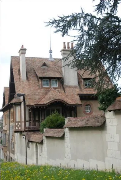 Restons aux abords de cette commune. En allant vers Saint-Germain-en-Laye, on arrive sur une voie qui  plonge  vers Marly-le-Roi. Cette cte porte un nom bien  romantique . Laissez  votre palpitant jouer aux petits oiseaux . Comment s'appelle cette voie ?