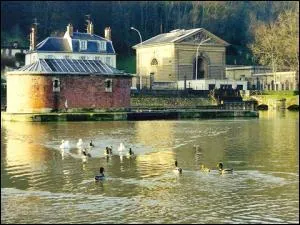 Restons dans cette ville, mais allons en bord de Seine. Sur la photographie, que reprsente ce btiment ! C'est un vestige d'une ancienne construction ncessaire au chteau de Versailles !