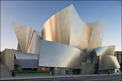 Le nom de Guggenheim est associ  New York. Quelle ville espagnole abrite aussi un muse de ce nom ?