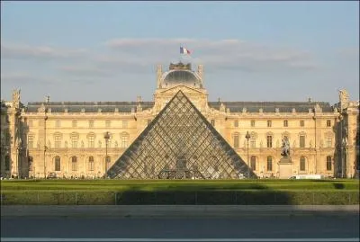 Quelle ville abrite le muse  du Louvre  ?