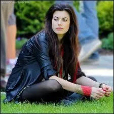 Dans les contes, quel personnage incarne-t-elle ?