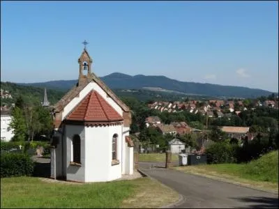 Votre ami Pierre vous a envoy une belle carte postale de sa ville natale, Vill qui est une ville :