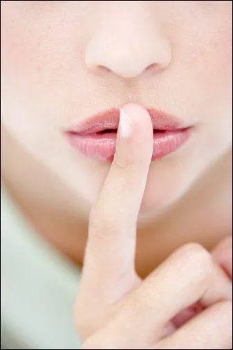  Ces conversations licencieuses qui d'un jour  un autre vous font perdre insensiblement la raison , qu'exprime le mot  licencieuse  ?