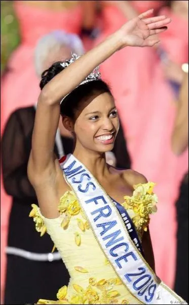 Qui a été élue 1 semaine avant de partir en Thaïlande avec les Miss ?