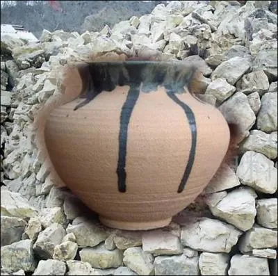 C'est une argile brute cuite  une temprature de 1300 - 1400 C, broye et tamise, utilise pour la fabrication de briques rfractaires...