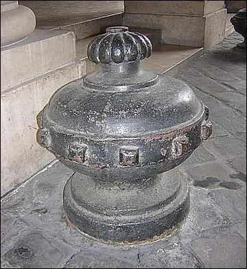 Comment appelle-t-on ces pices mtalliques ou en pierre, situes au pied d'une porte cochre ou d'un mur pour les protger ?