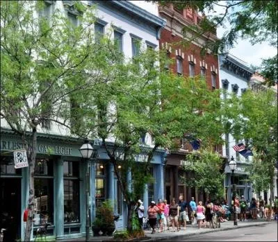 Fonde en 1670 par les Anglais, Charleston est une importante ville touristique de quel tat amricain ?