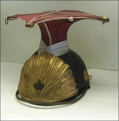 Quel nom porte cette coiffe militaire  visire  la forme d'un cne aux cts concaves et se terminant par un  plateau  carr ?