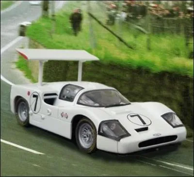  Chaparral Cars  fut une quipe de course automobile qui s'est rendu clbre pour ses innovations techniques dans les annes soixante. Quelle tait la nationalit de cette curie de course ?