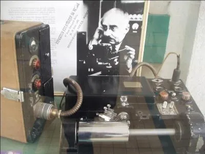 Cet appareil de phototélégraphie à cylindre, permet la transmission de documents sur des circuits téléphoniques et des liaisons radioélectriques.