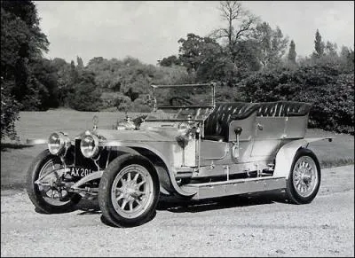 Le 15 mars, une nouvelle voiture trs luxueuse fait ses dbuts. Il s'agit de la Silver Ghost, construite par la firme Rolls-Royce, firme de nationalit :