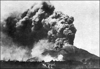 Le 7 avril, un effroyable torrent de lave dferle sans interruption sur toute la campagne italienne. La ville d'Ottaviano a t raye de la carte et 100 personnes sont mortes  Naples, crases par des toitures ayant cd sous le poids des cendres. Quel volcan est entr en ruption ?