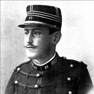 Le 12 juillet, le capitaine Dreyfus est rhabilit. Accus d'espionnage parce qu'il tait juif, il avait t injustement condamn  la dportation en :