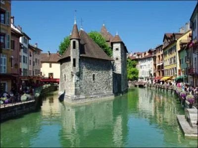 Je suis surnomme, la Venise des Alpes. De quelle ville s'agit-il ?